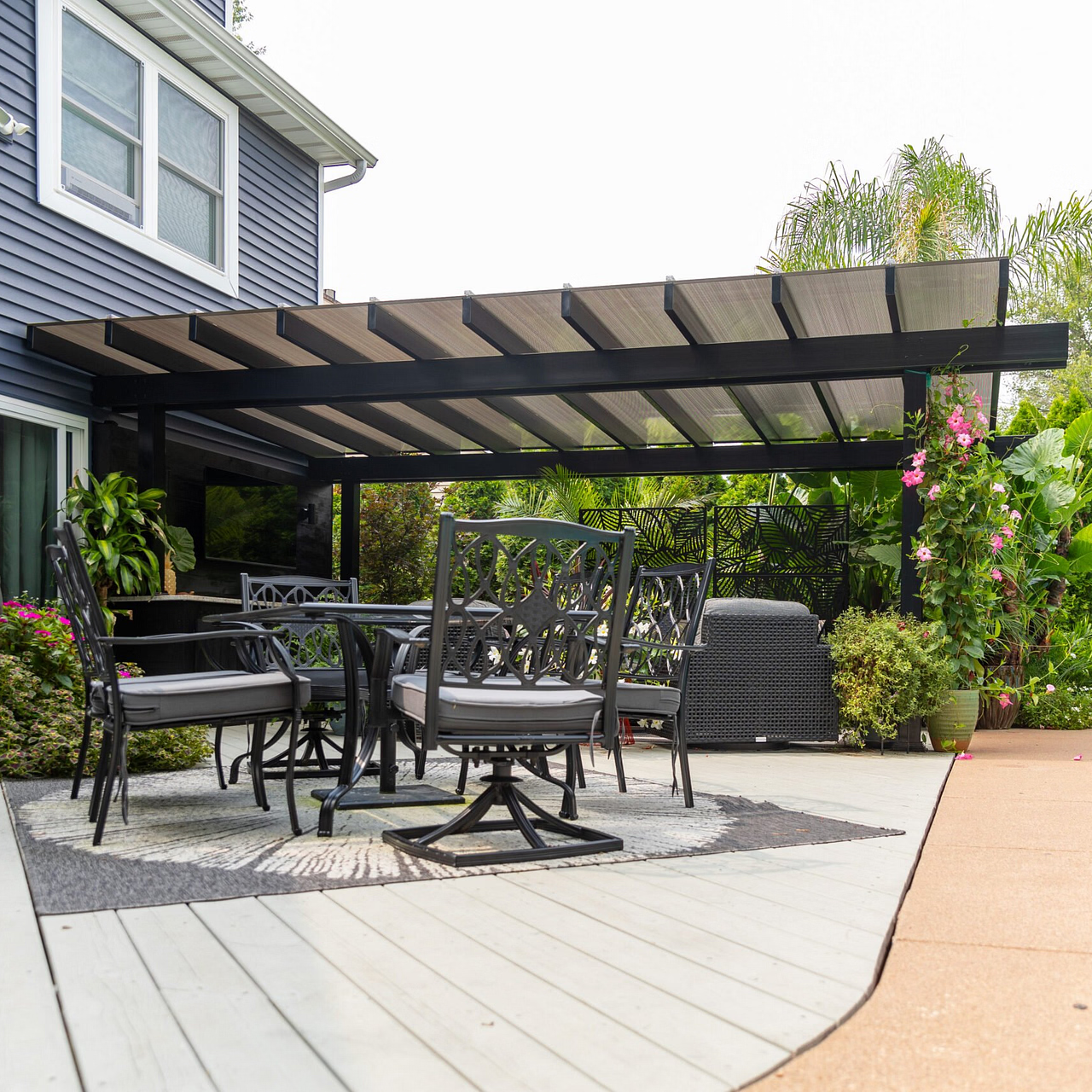 Freestanding low-maintenance patio cover with a solid rainproof polycarbonate roof