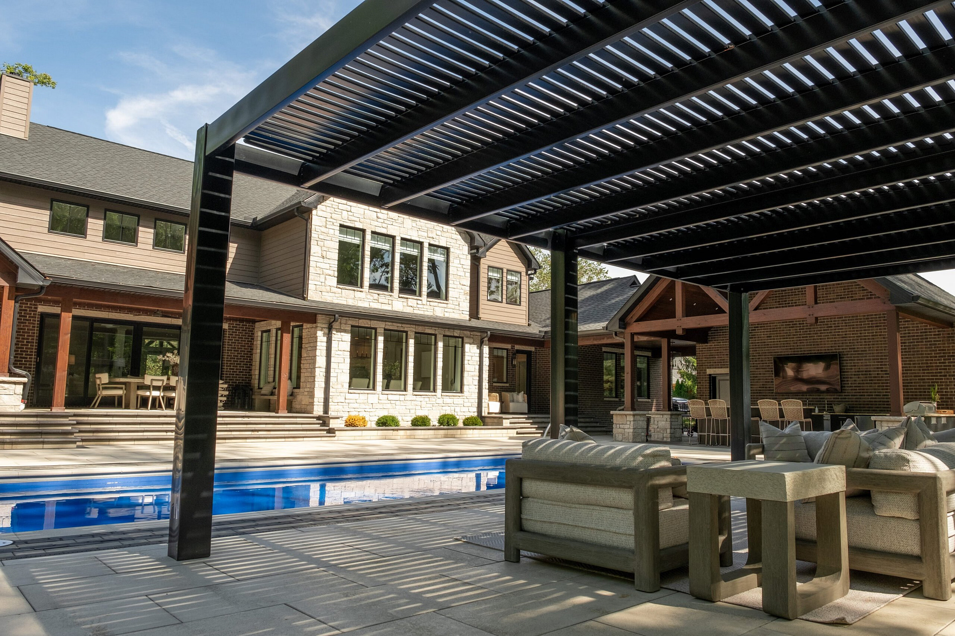 modern freestanding vinyl pergola with six-post configuration